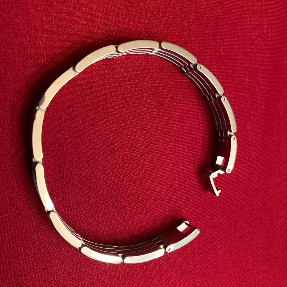 New Beautiful silver bracelet. Stainless steel.